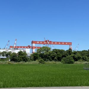 西条市の田園風景と今治造船の巨大クレーン