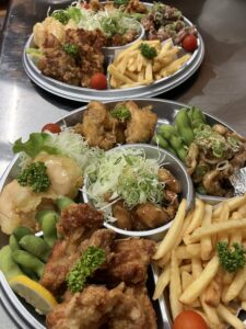お盆前に用意された唐揚げ・海老マヨ・照り焼きチキン・ポテト入りのオードブル。中央に添えられたパセリが彩りを引き立てている。