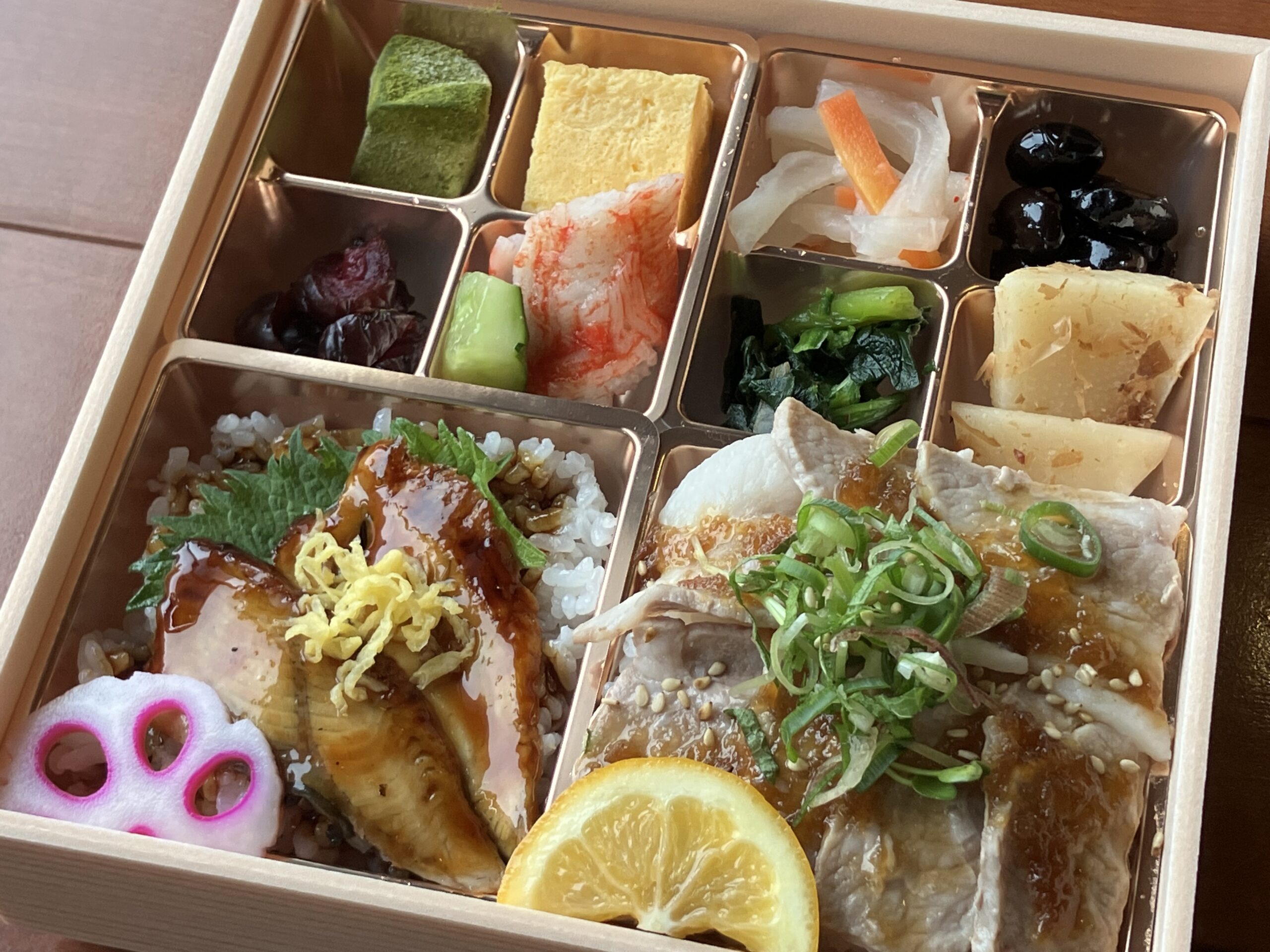 やわらか豚しゃぶと鰻ごはんの幕の内弁当の中身