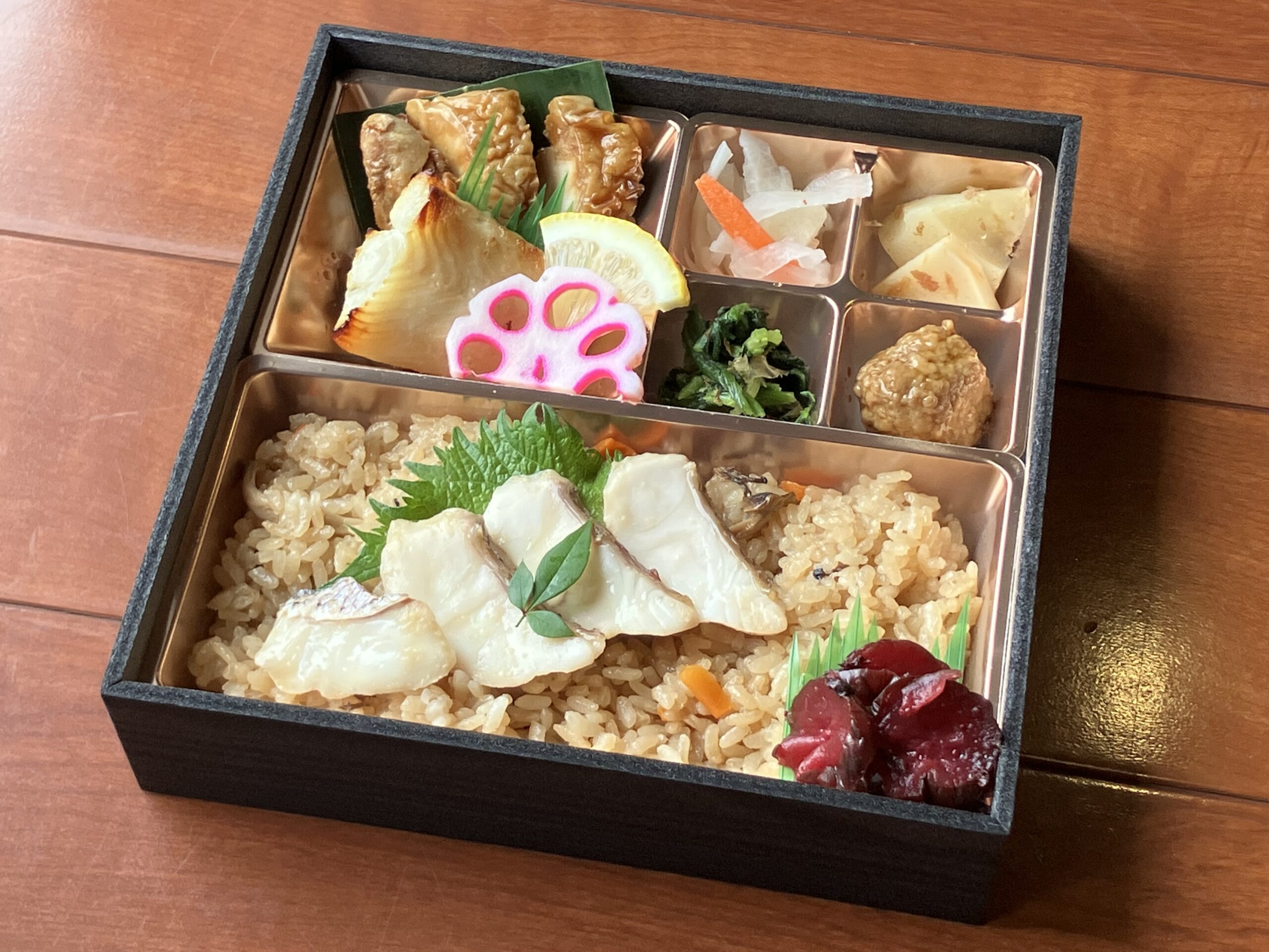 鯛めしの彩り会席弁当 2160円