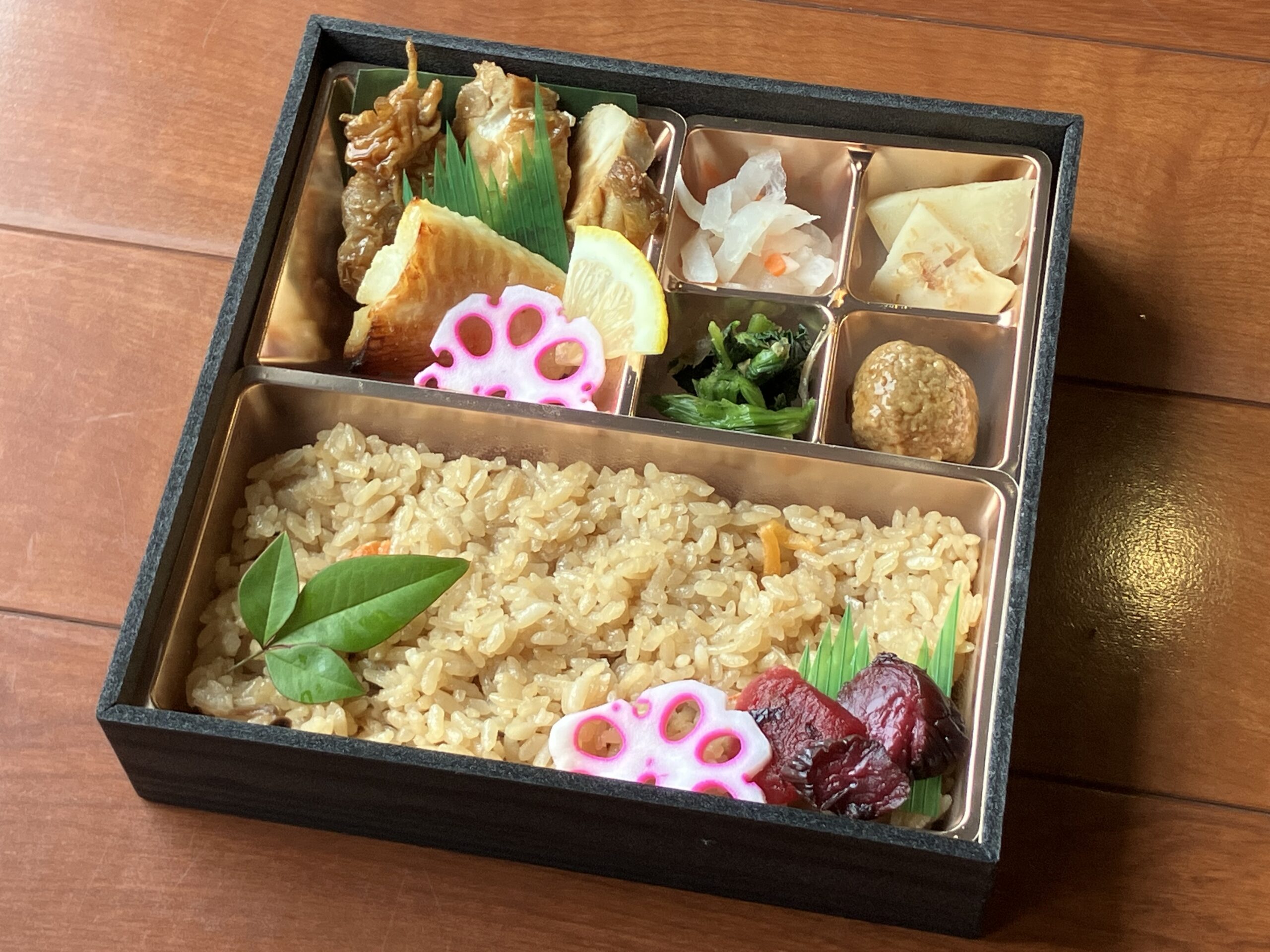 炊き込みご飯の彩り懐石弁当 1620円