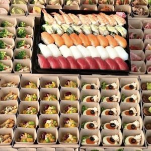 松山市のケータリングで人気のお寿司入りオードブル「SUSHI TANPOPO」。握り寿司と一口オードブルが並ぶ、イベントやパーティーにぴったりの盛り合わせ事例
