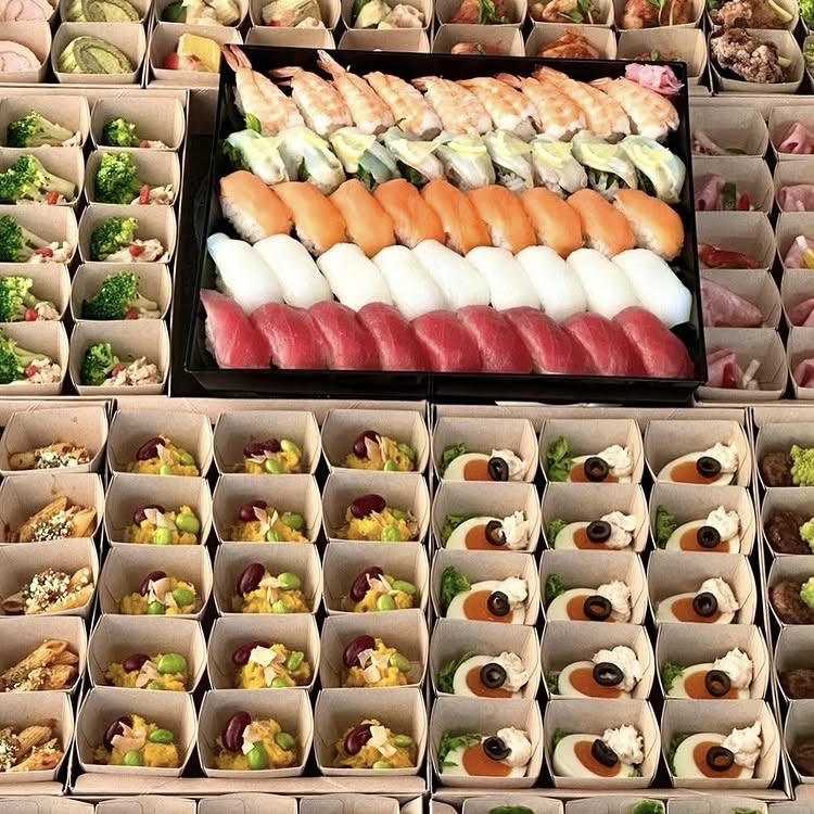松山市のケータリングで人気のお寿司入りオードブル「SUSHI TANPOPO」。握り寿司と一口オードブルが並ぶ、イベントやパーティーにぴったりの盛り合わせ事例
