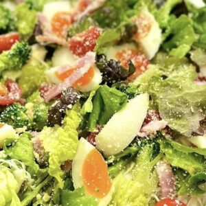 松山市のケータリングで人気、半熟卵とベーコンのシーザーサラダオードブル