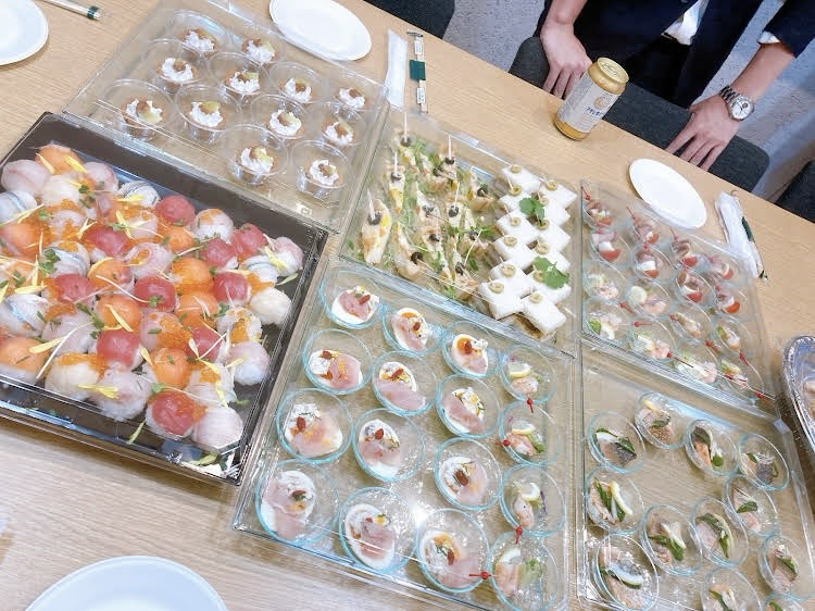 会議室の机上で取りやすく並べた法人向け料理の例