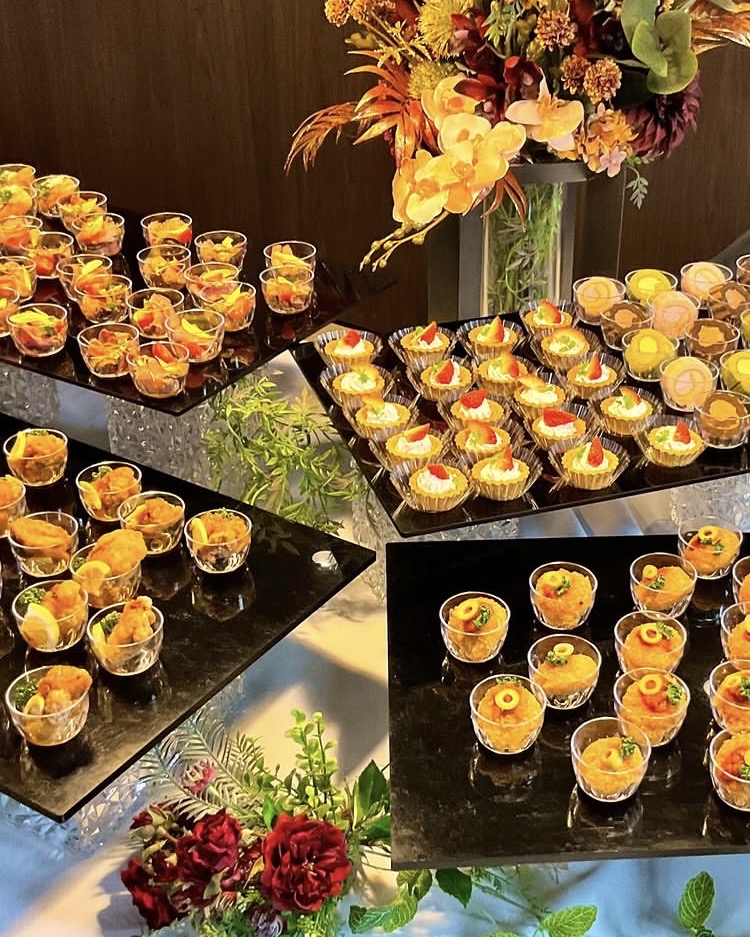 カップ料理や小分けの料理が並ぶ社内交流会向けケータリングの料理例