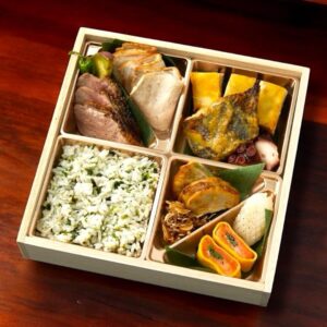 国内団体ツアー向け弁当をバス乗車前に納品している様子