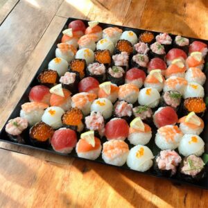 華にぎり：手まり寿司64貫、7種のネタで彩り豊か