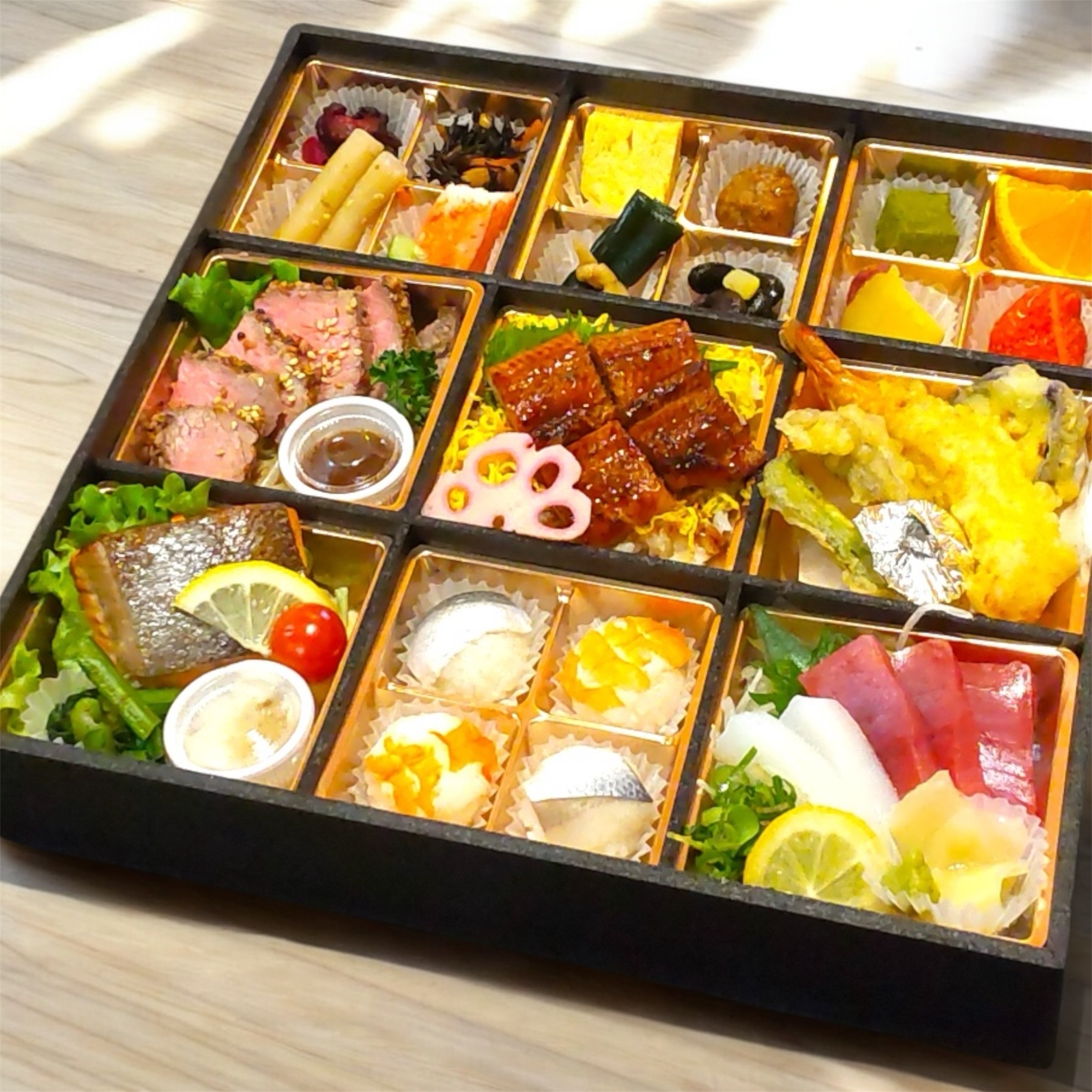 花響：焼物・煮物・寿司の調和。喪主・来賓のお席にふさわしい一折