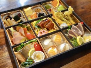 仕出し懐石〈和雅〉：ご親族中心の席用。上品な彩りとだしの香りで自然に箸が進む一折