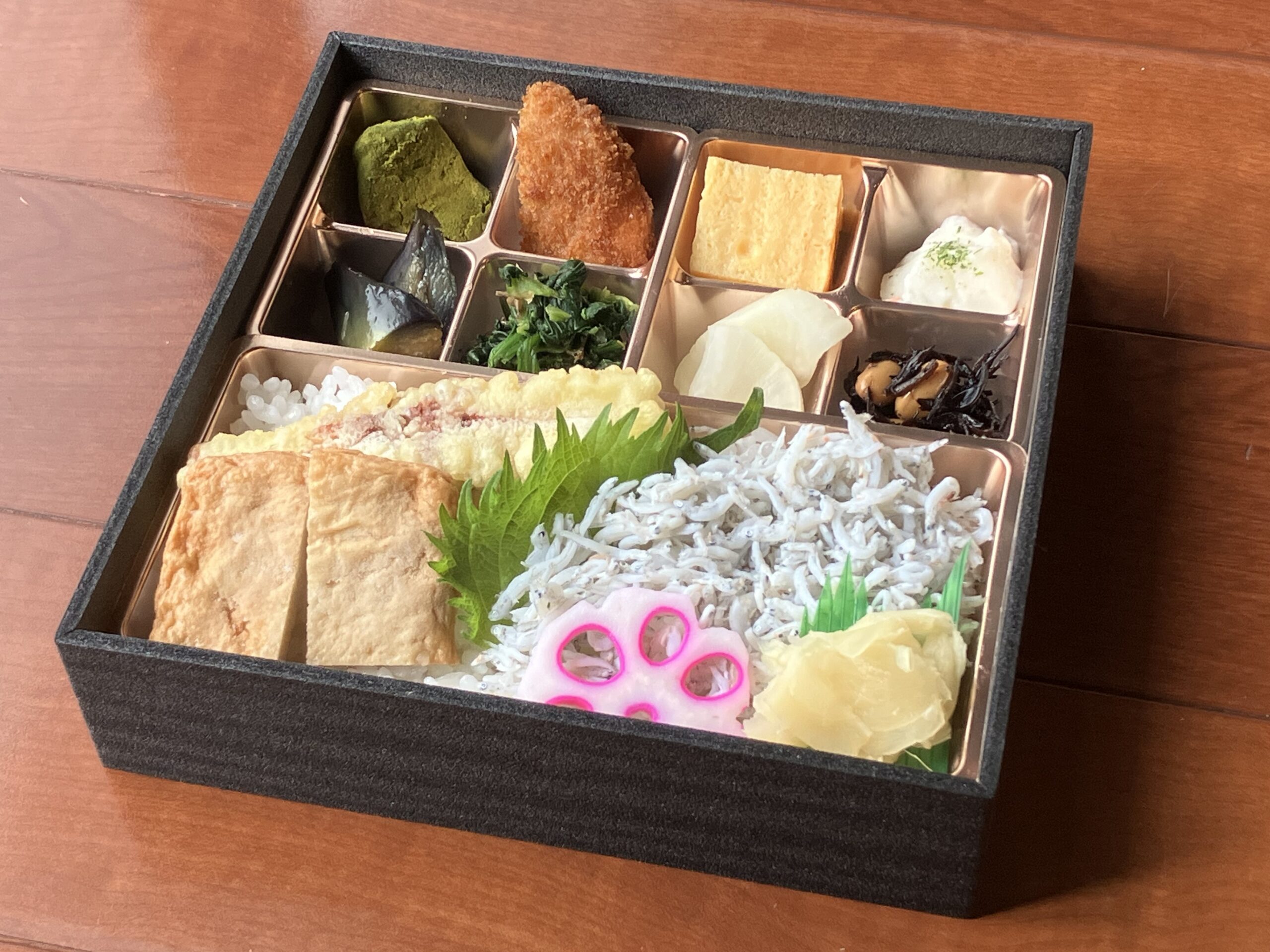 セミナーや説明会で配りやすく食べ進めやすい弁当の一例