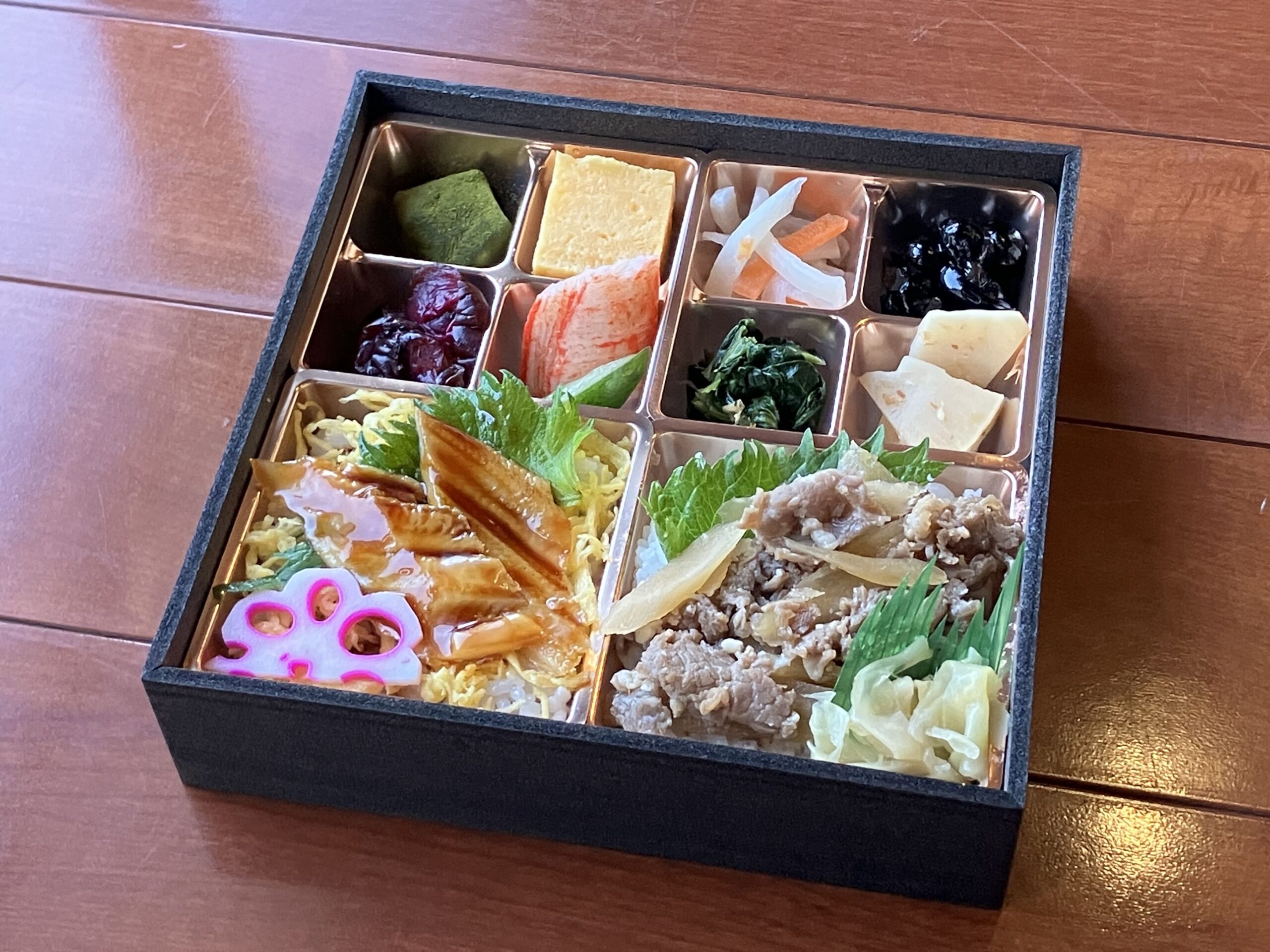 牛のしぐれ煮と穴子ちらし弁当 1,620円|松山市の会議弁当配達で社内会議や勉強会に選びやすい弁当