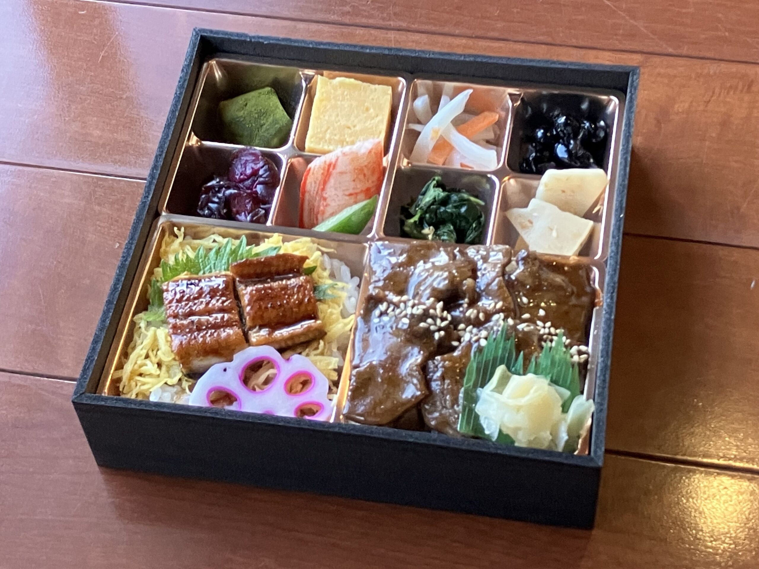 和風焼肉と鰻の蒲焼き弁当の盛り付け