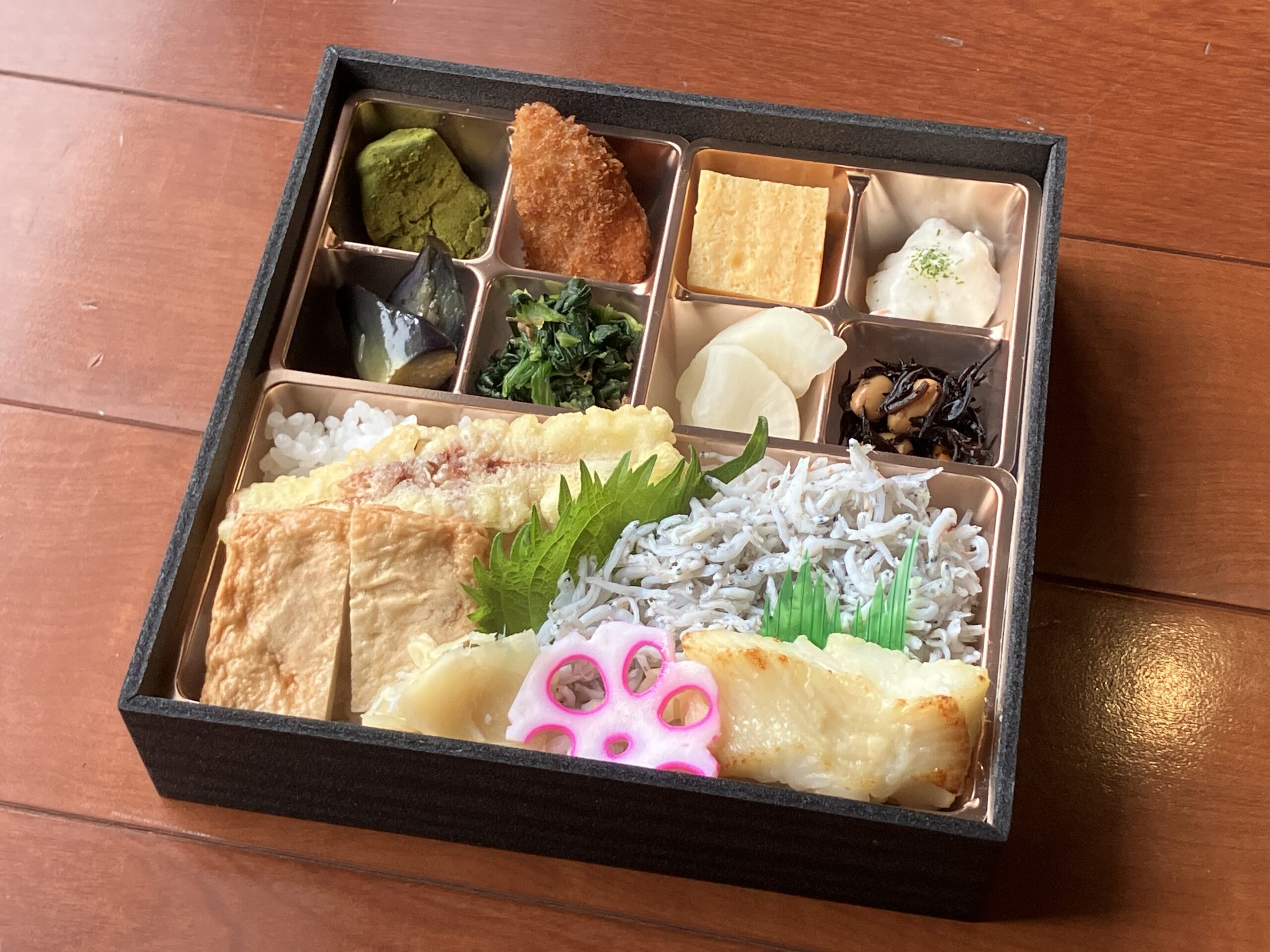 松山市の会議・研修向け 愛媛しらすと西京焼の和風弁当 1,500円