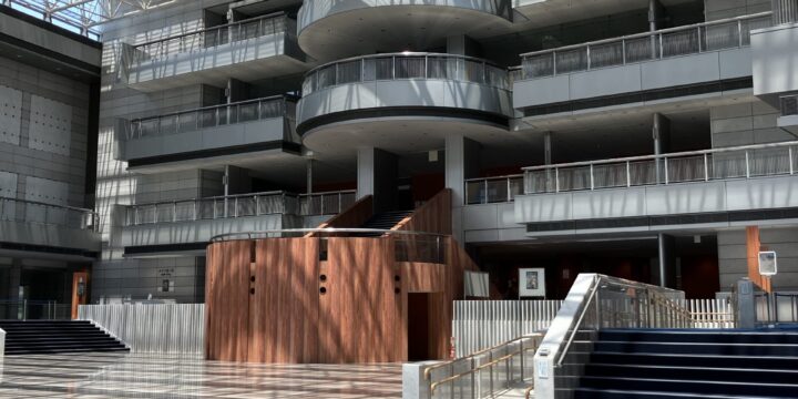 愛媛県県民文化会館（ケンブン）館内エントランス