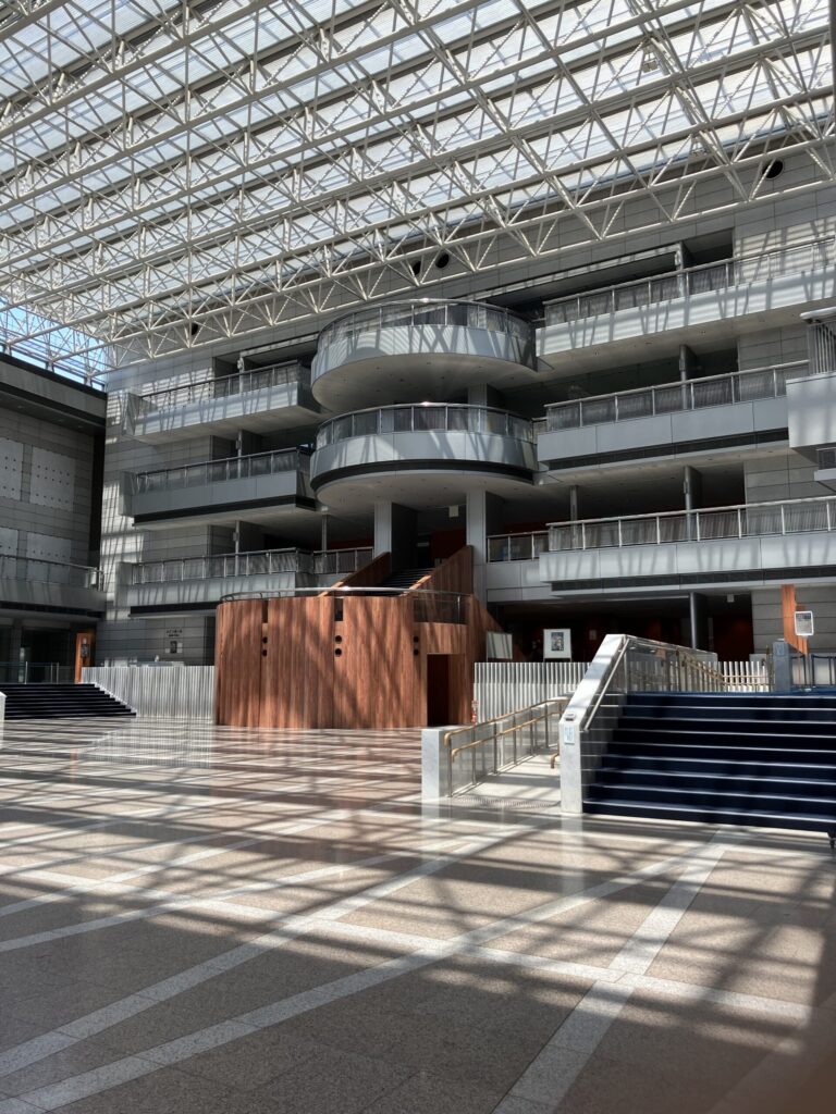 愛媛県県民文化会館（ケンブン）館内エントランス